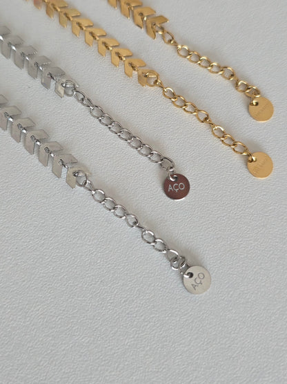 bracelet en acier inoxydable avec oeil protecteur bleu central et maille fine 