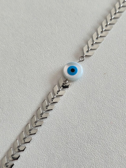 zoom sur le bracelet Nazar argenté avec oeil bleu protecteur 