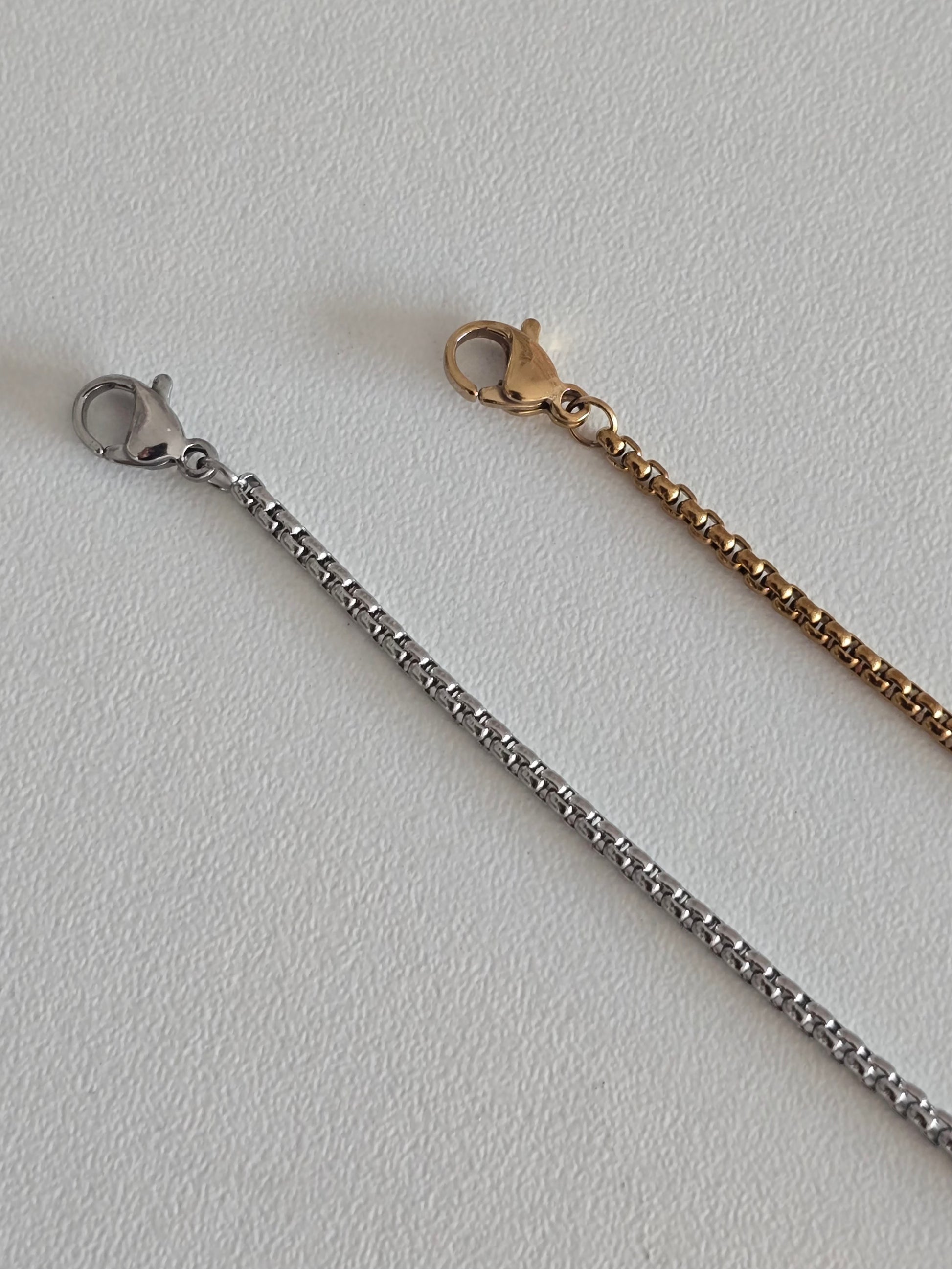 zoom sur le fermoir du bracelet éternia acier inoxydable dispo en argenté ou doré