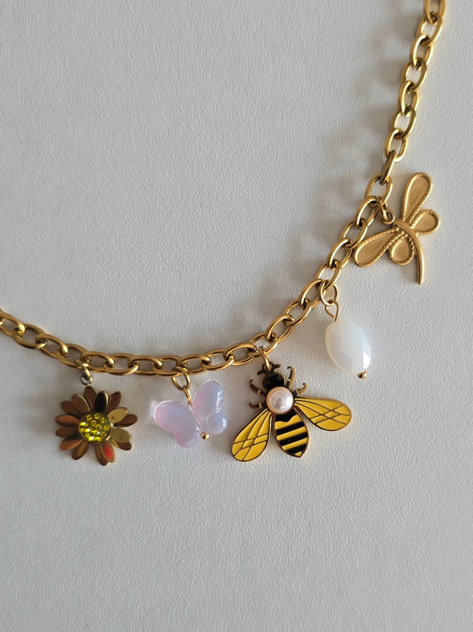 Bracelet doré ajustable en acier inoxydable  avec charms en forme d'abeille, papillon, fleur et libellule