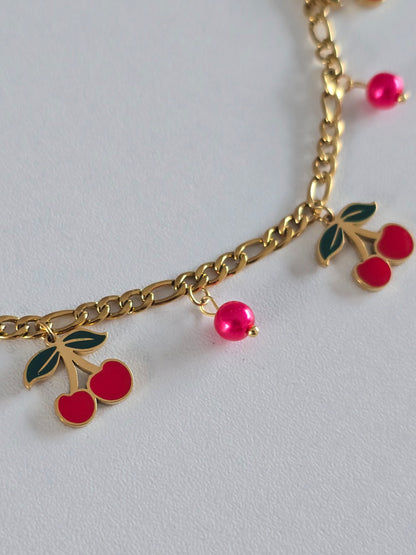 Bracelet tendance doré avec charms cerises et petites perles roses brillante