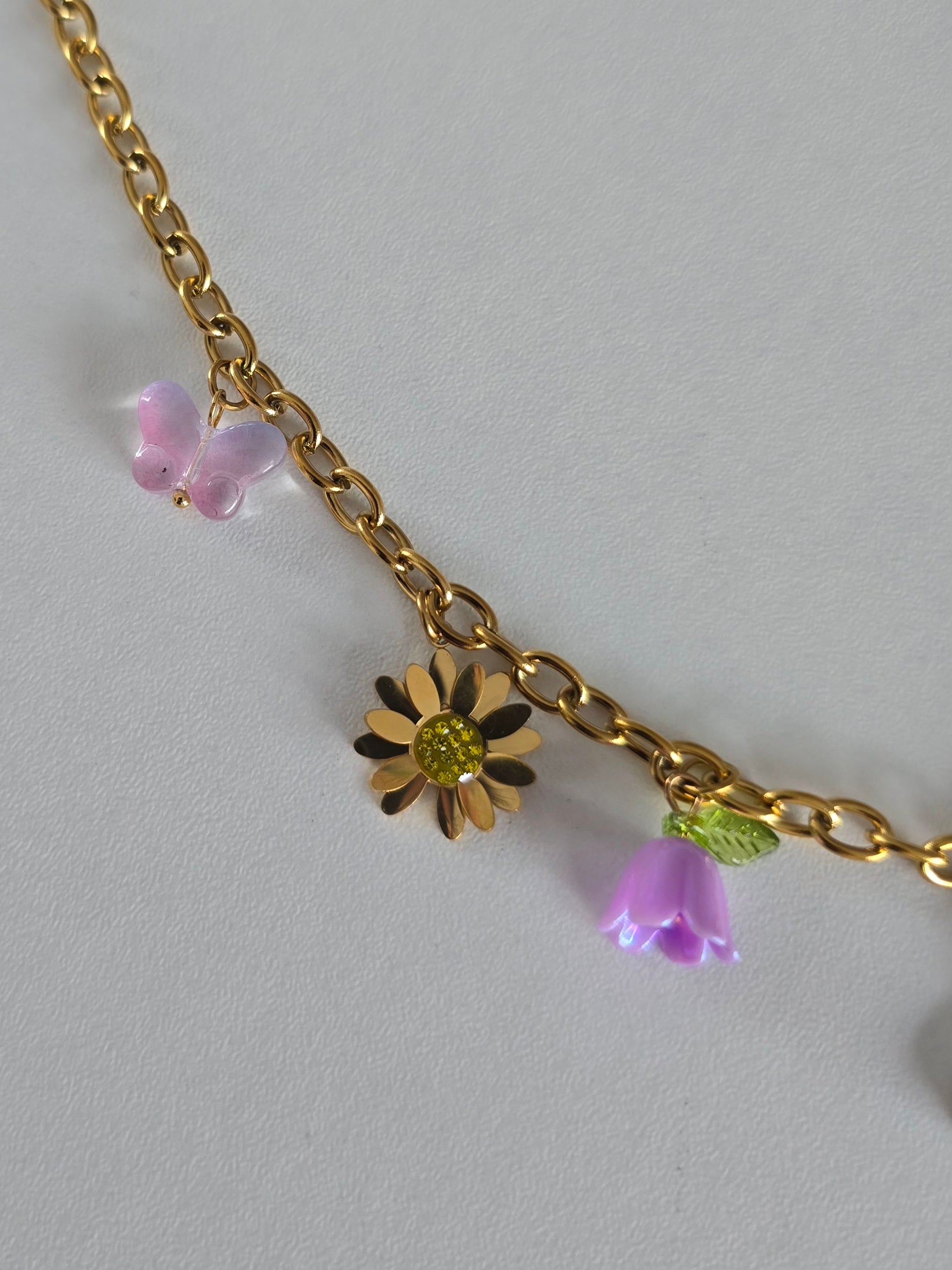 Bijou femme, collier doré avec pendentifs papillon rose, fleur jaune et abeille