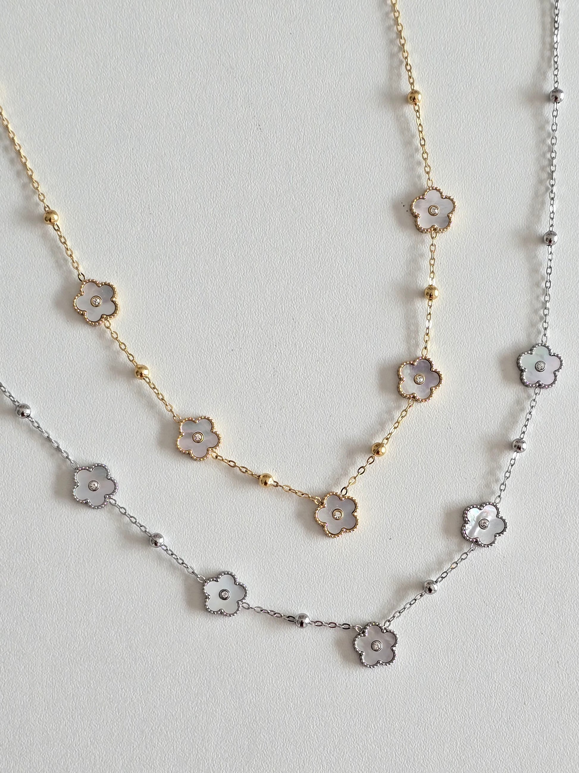 collier argenté ou doré élégant avec fleurs 