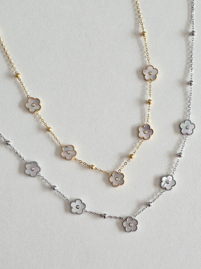 collier argenté ou doré élégant avec fleurs 