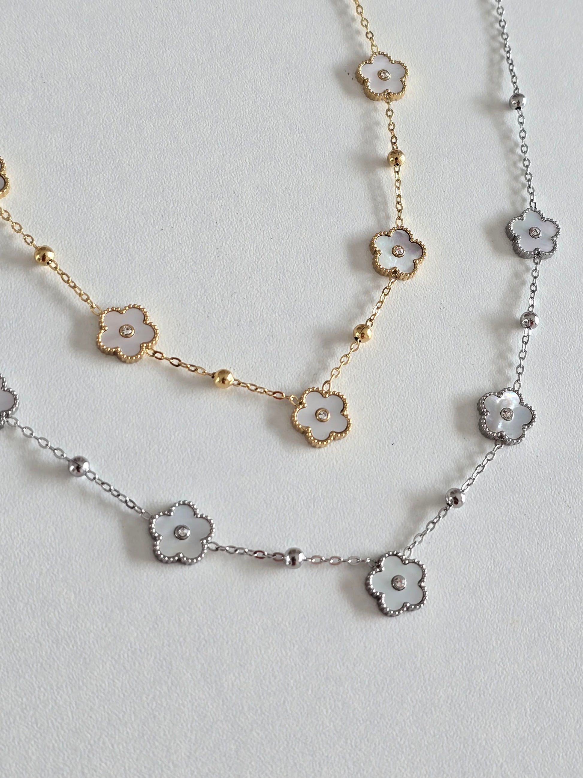 collier acier inoxydable, fleurs délicates et strass au milieu