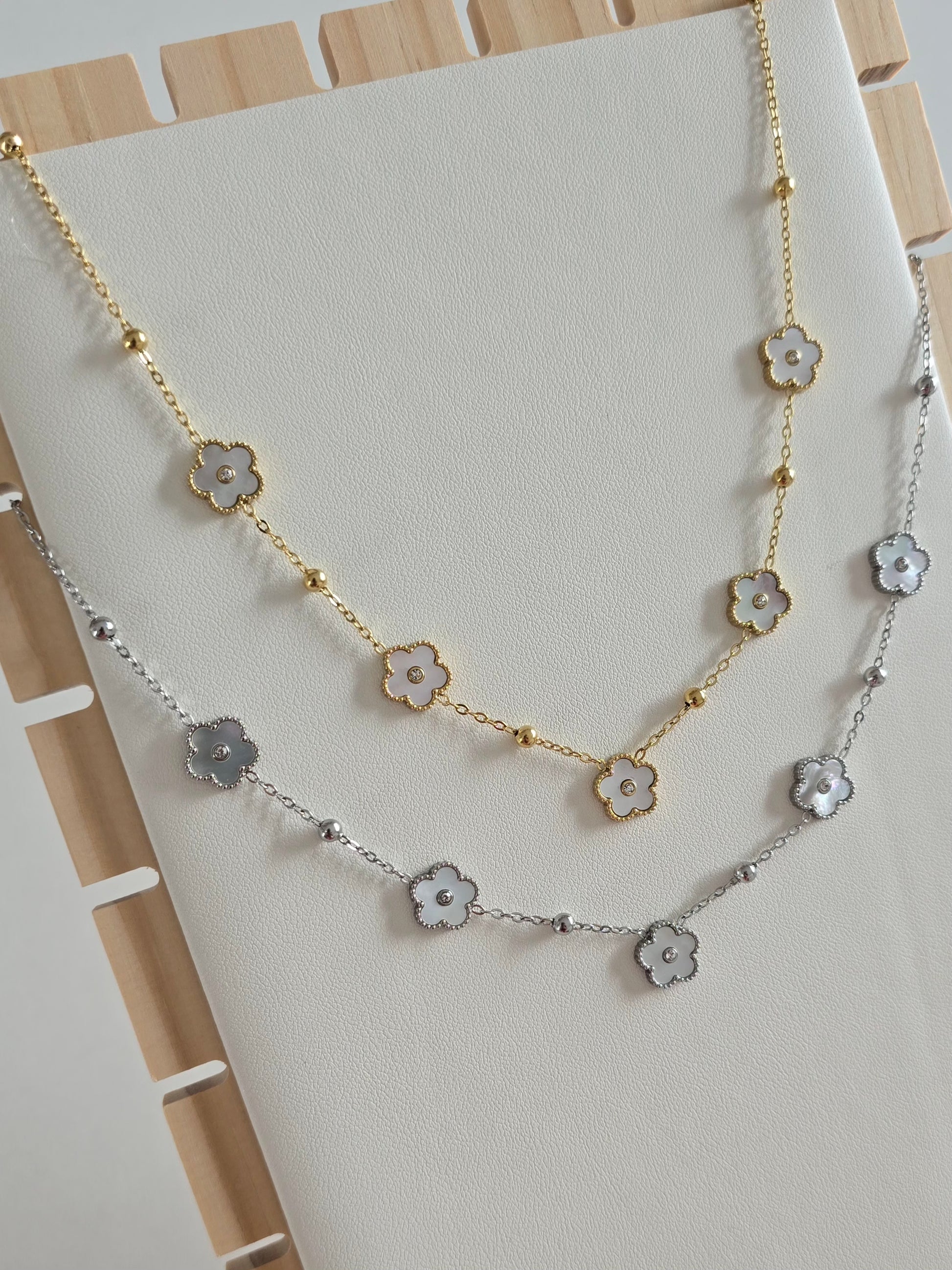 collier doré avec fleurs argentées et strass au centre, en acier inoxydable