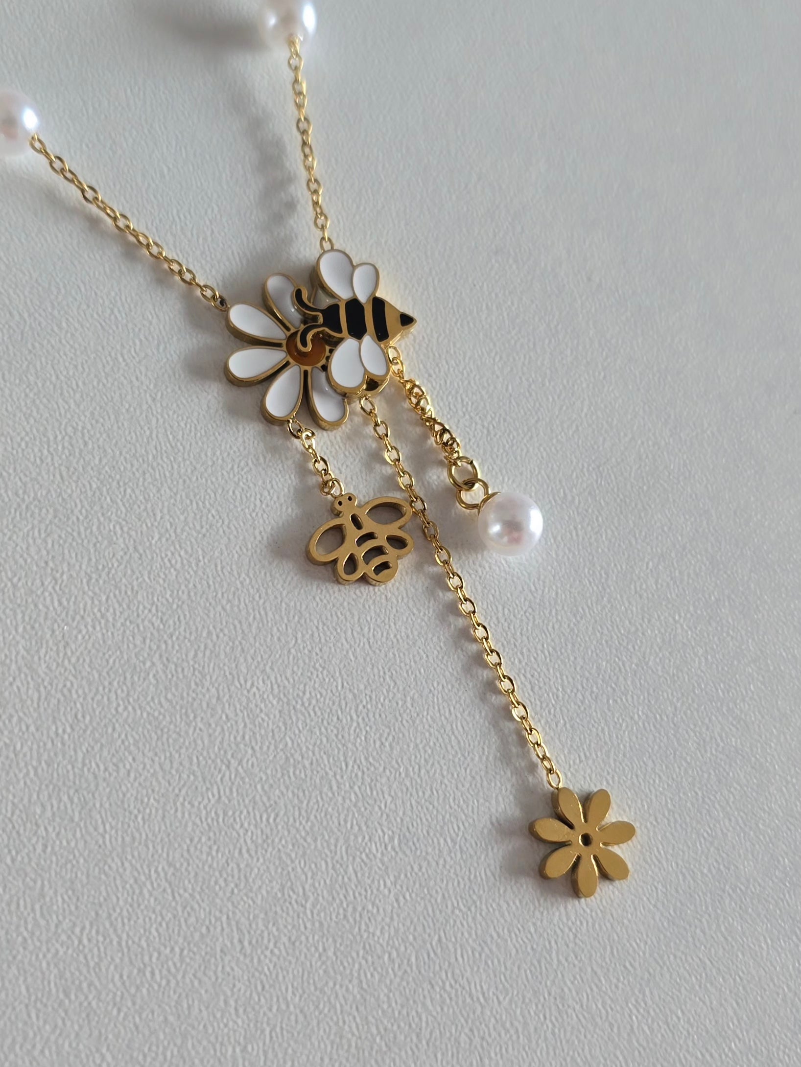 collier ras de cou doré avec pendentif abeille et fleur émaillée 