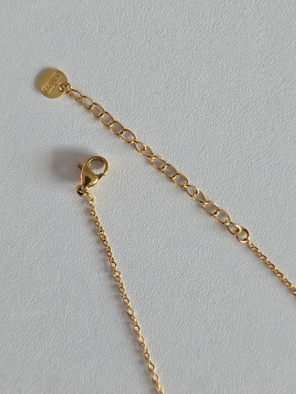 fermoir mousqueton doré et rallonge réglable de 5 cm du collier Flora