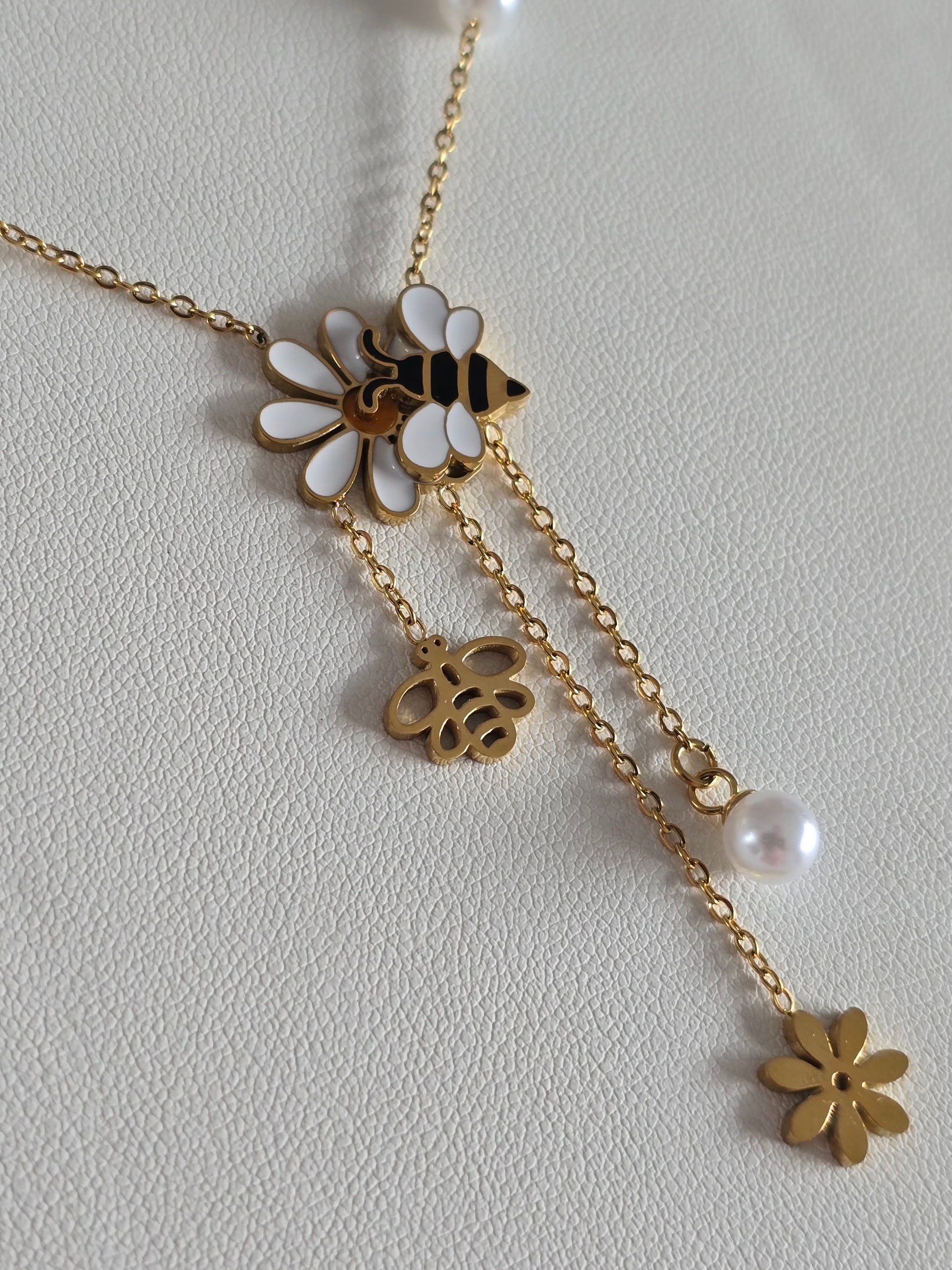 délicat pendentif collier Flora : abeille dorée et fleur ajourée suspendues