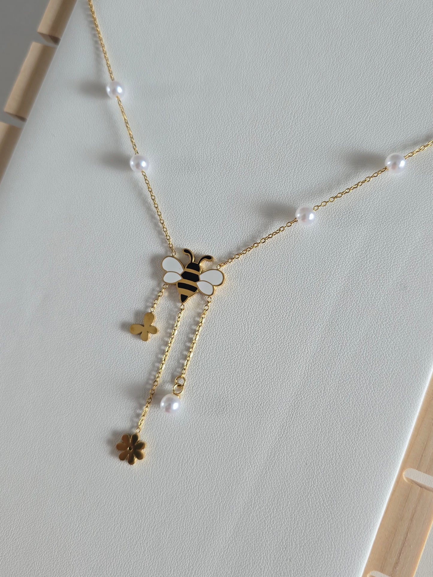 chaîne dorée décorée de perles blanches avec pendentifs nature