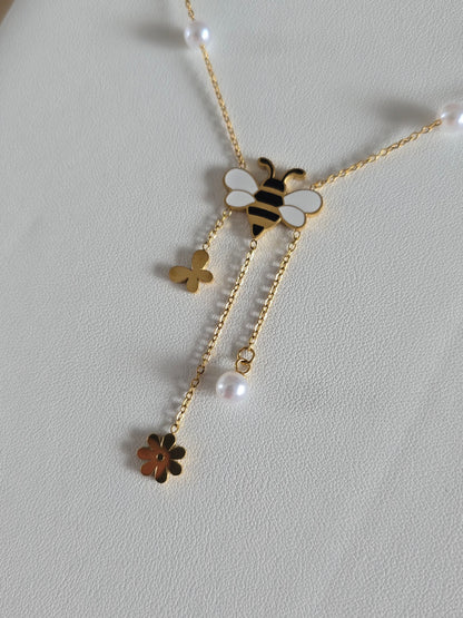 collier élégant en acier inoxydable doré avec papillon, fleur et perle