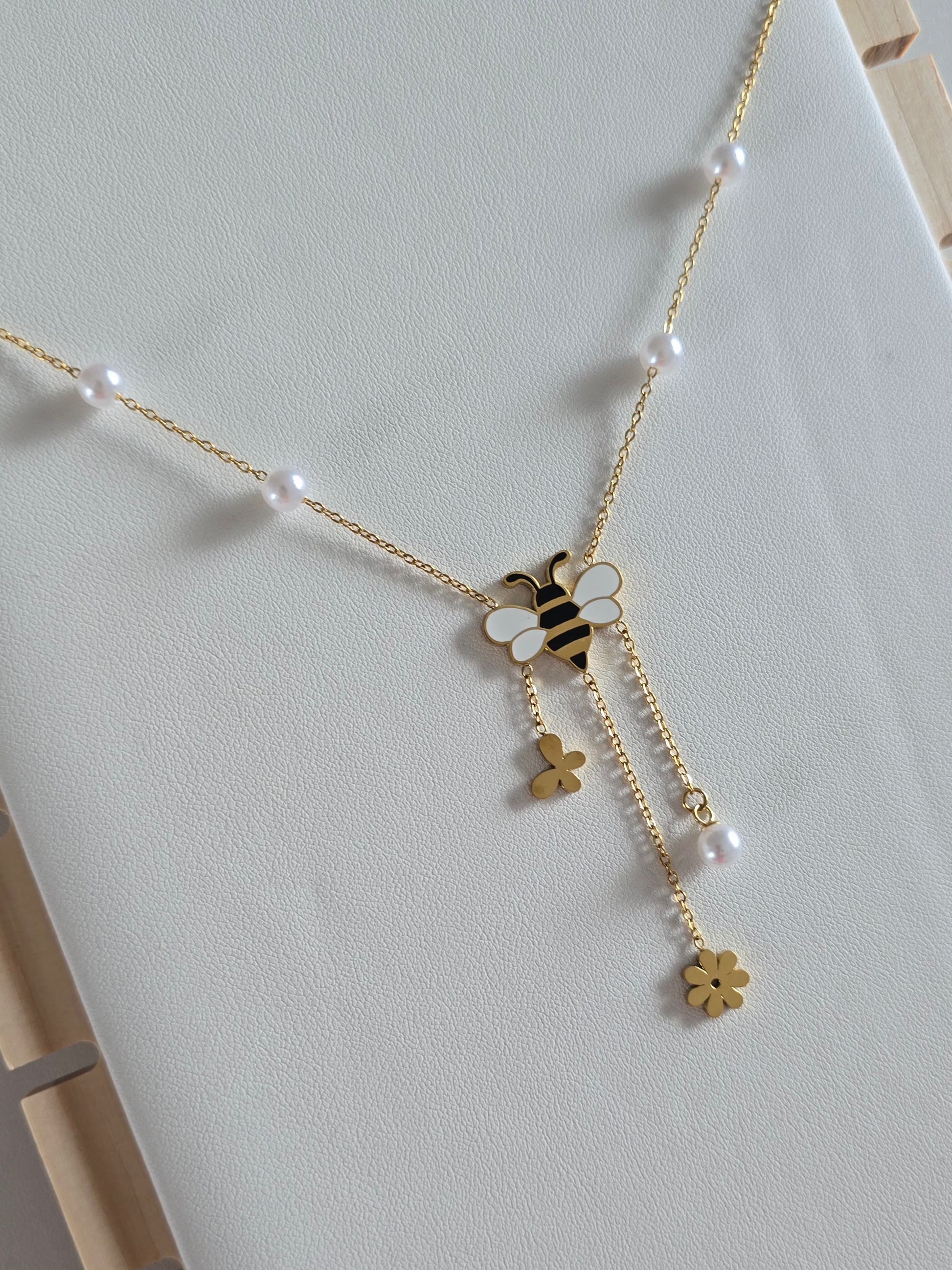 collier ras de cou doré avec pendentif abeille, papillon, fleur et perles blanches