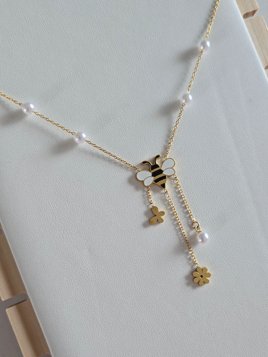 collier ras de cou doré avec pendentif abeille, papillon, fleur et perles blanches