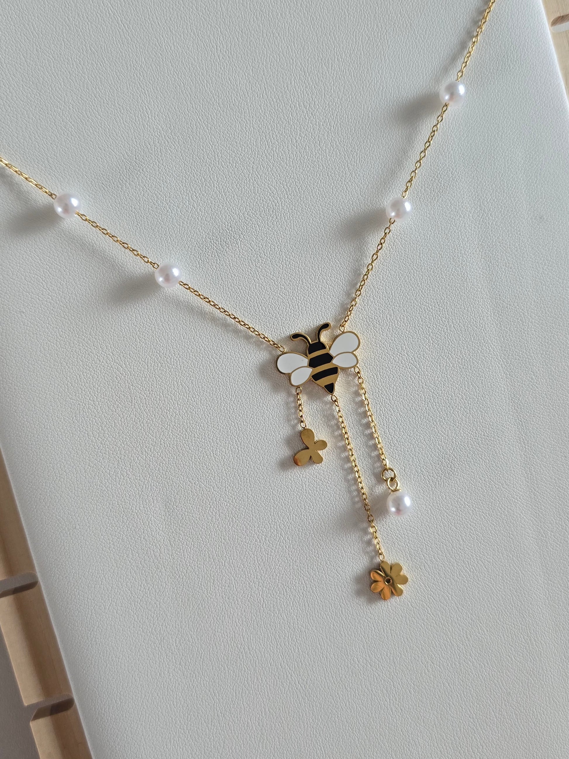 collier ras de cou chic avec perles blanches nacrées