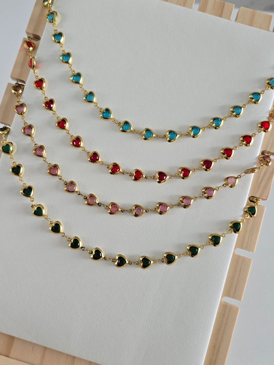 collier amour doré ras de cou avec coeurs bleu, rouge, vert ou rose translucides à facettes