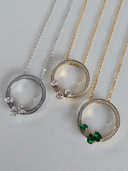 Collier doré avec cercle strass et cristaux transparent en forme de goutte