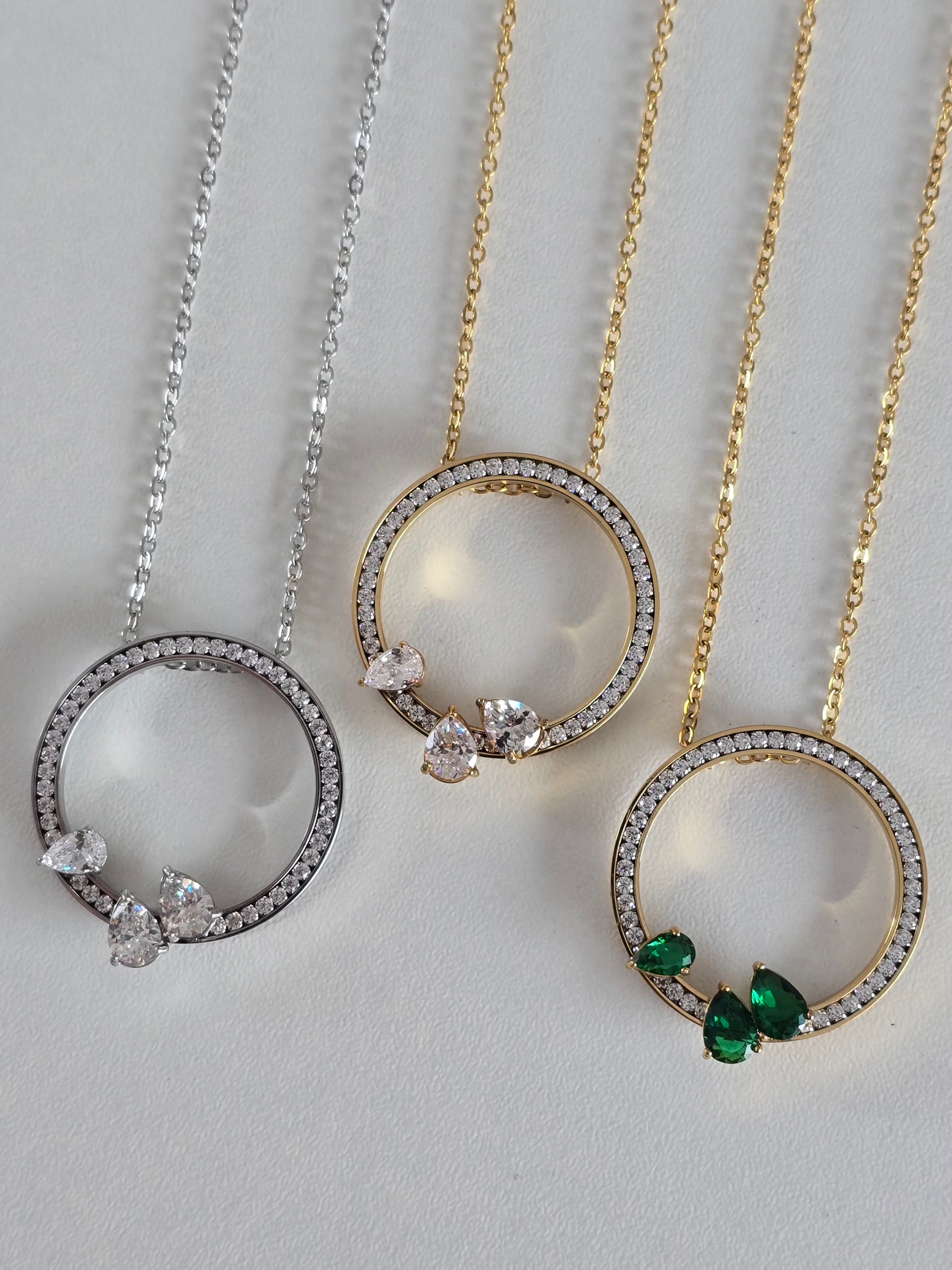 Collier élégant en acier inoxydable avec strass