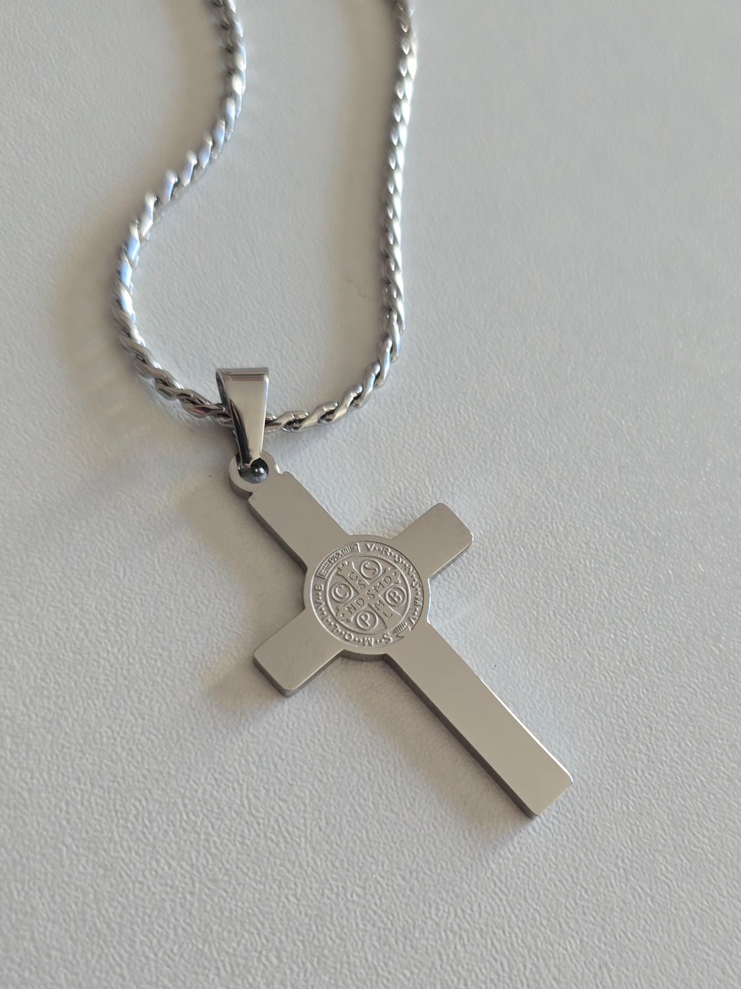 croix 4x2,5 cm en acier inoxydable avec gravure recto verso