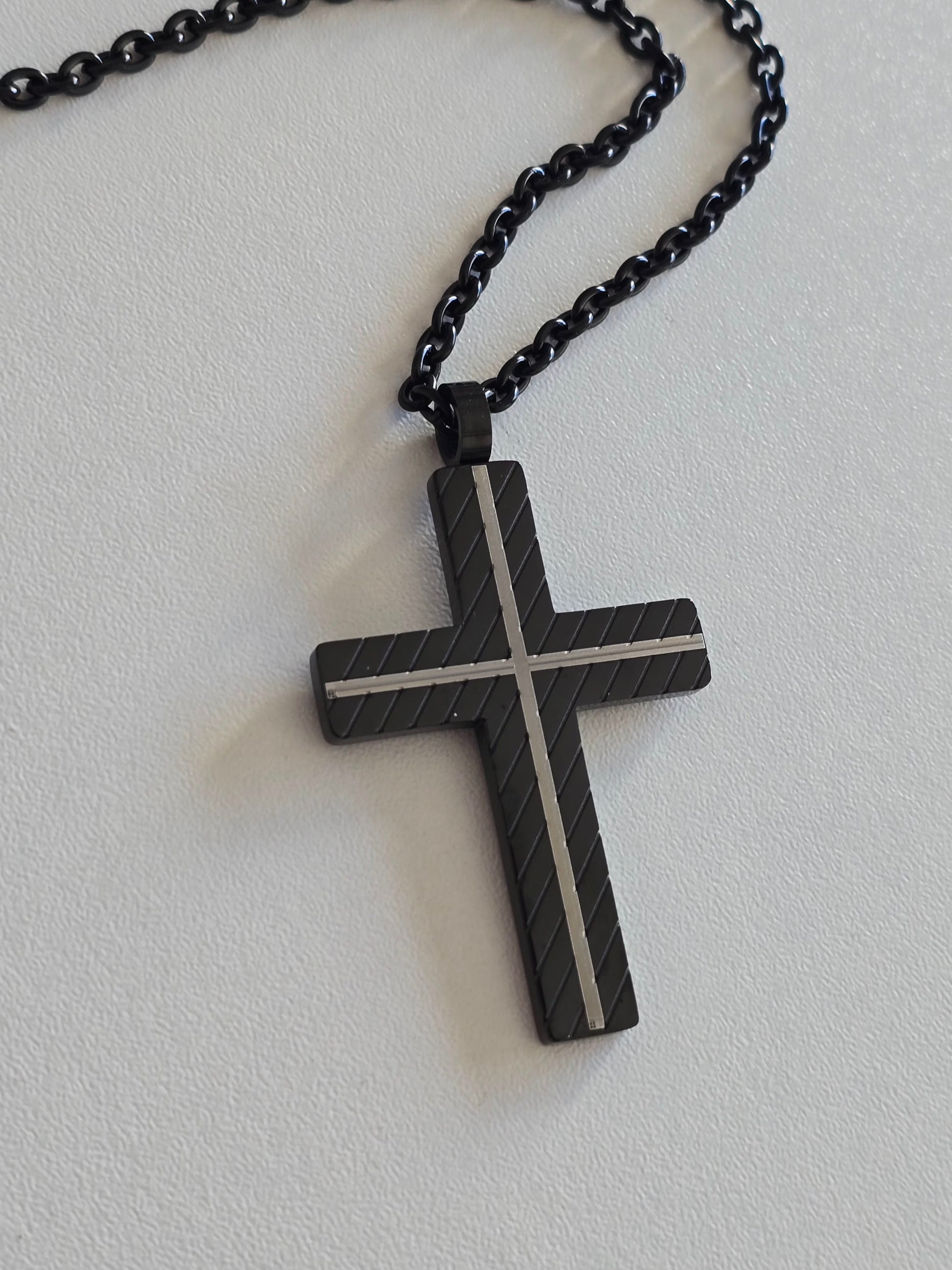 croix noire en acier inoxydable du collier élite