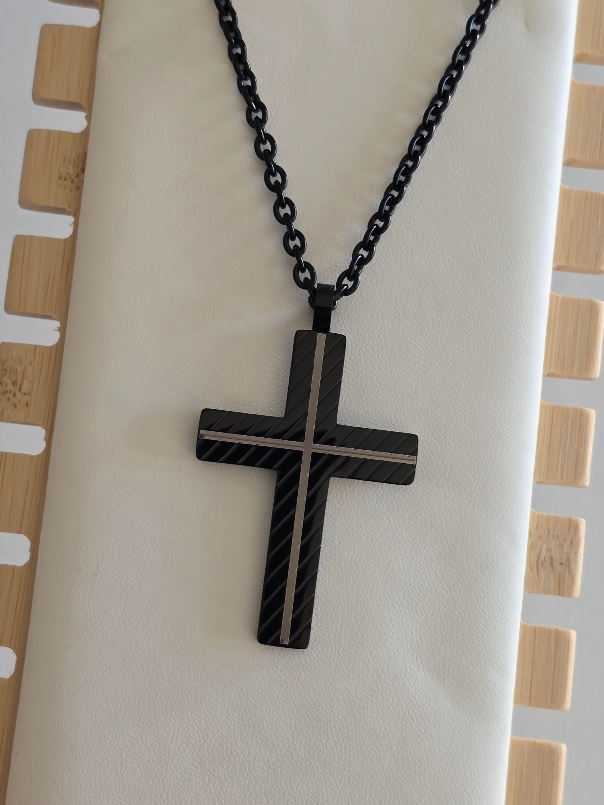 collier masculin tendance avec croix noire et détails modernes