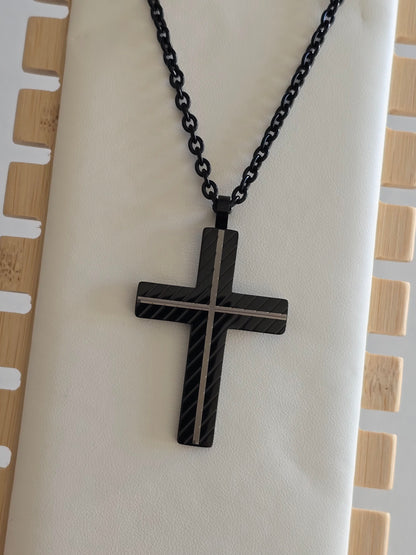 collier masculin tendance avec croix noire et détails modernes