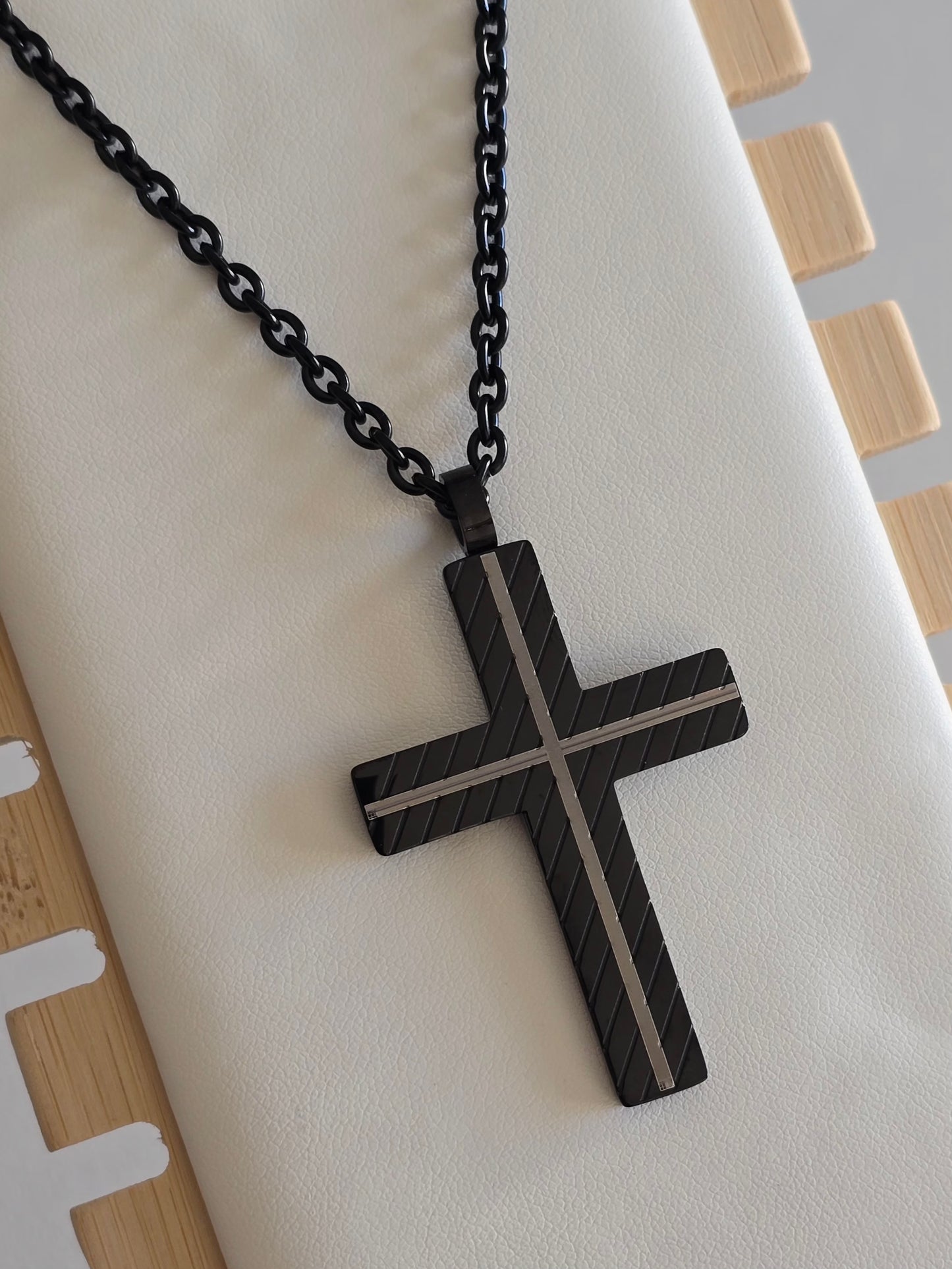 bijou homme moderne en acier noir, collier avec croix stylisée