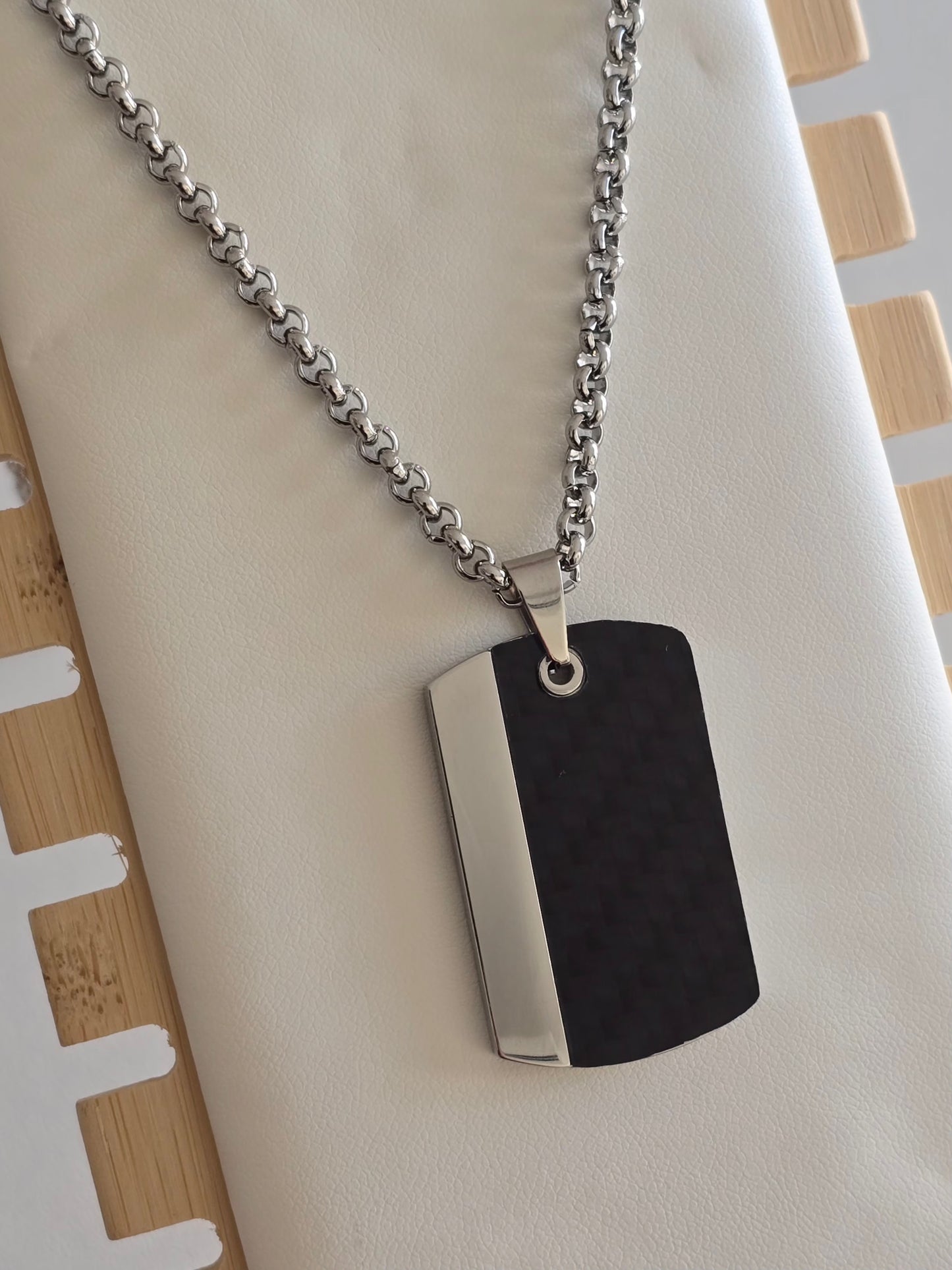 collier homme moderne force posé sur fond blanc
