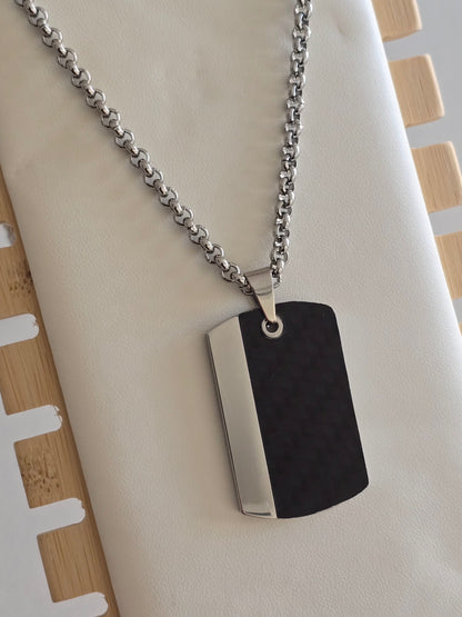 collier homme moderne force posé sur fond blanc