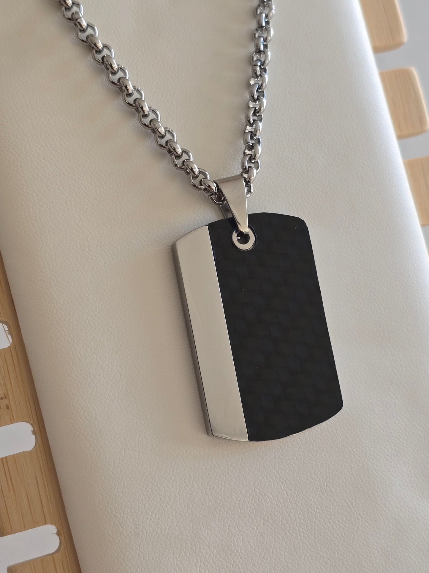 collier force acier et carbone noir élégant et résistant