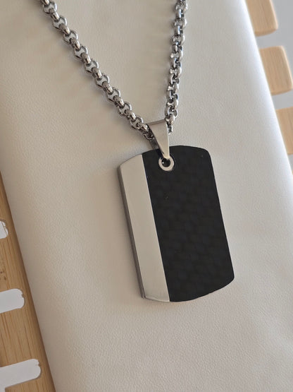 collier force acier et carbone noir élégant et résistant
