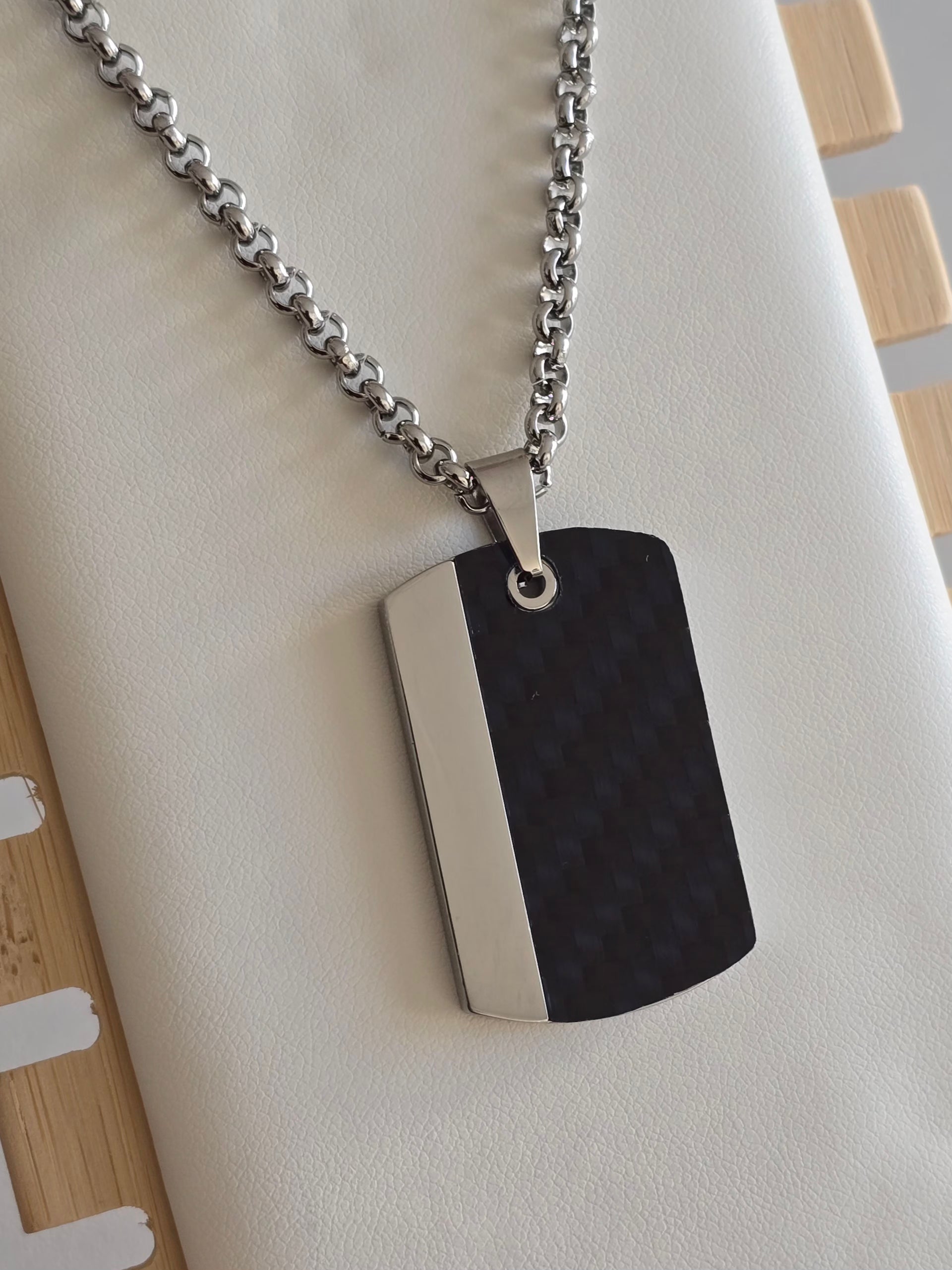 collier homme force acier inoxydable et carbone noir avec pendentif rectangulaire