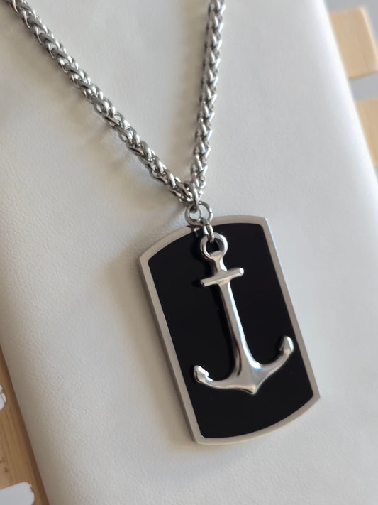 pendentif noir rectangulaire avec ancre argentée en relief