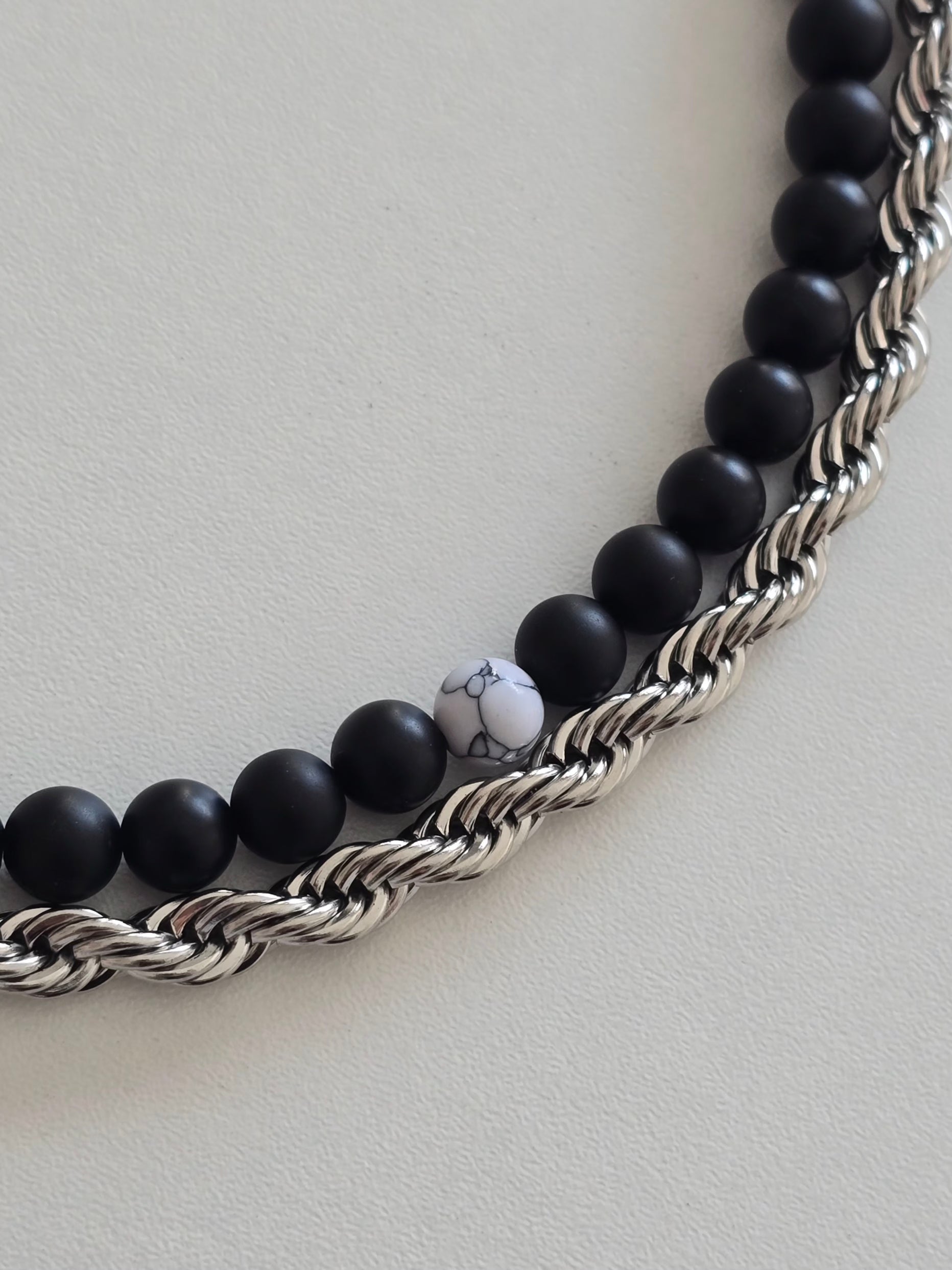 bracelet homme moderne avec chaine tressé et perles