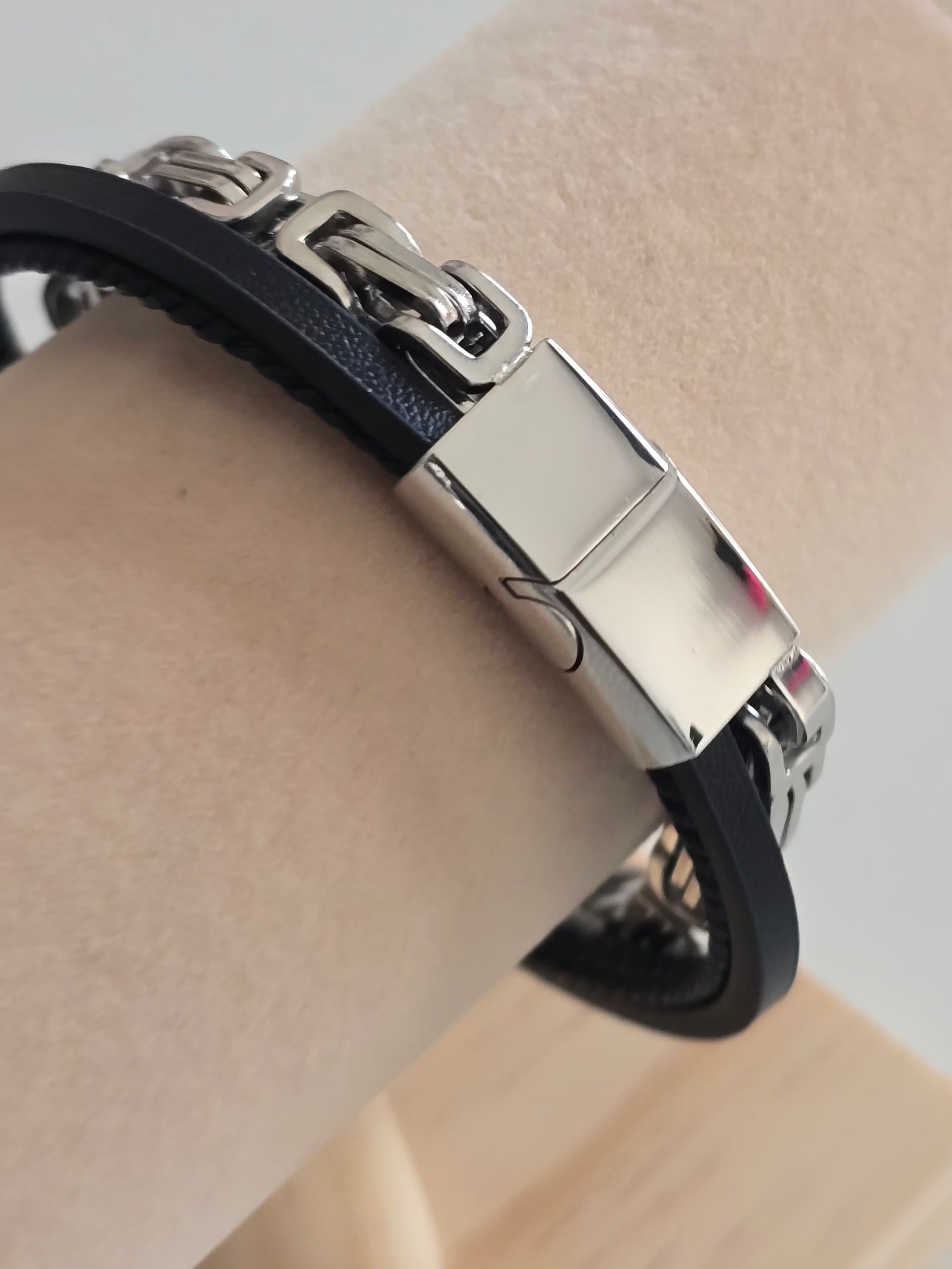 bracelet fusion moderne avec chaîne en acier et cuir noir tressé