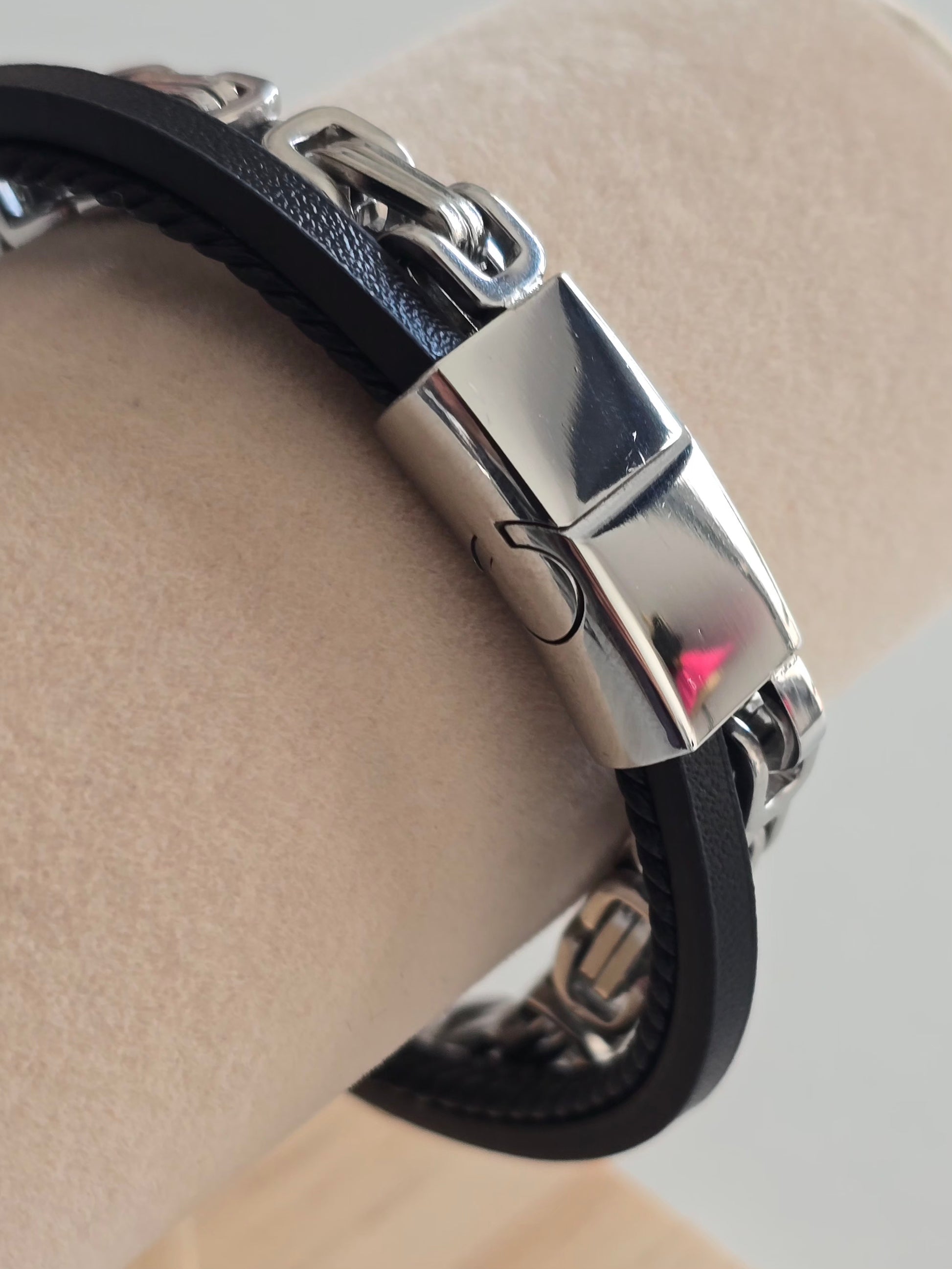 bracelet tendance Fusion en acier argenté et cuir noir