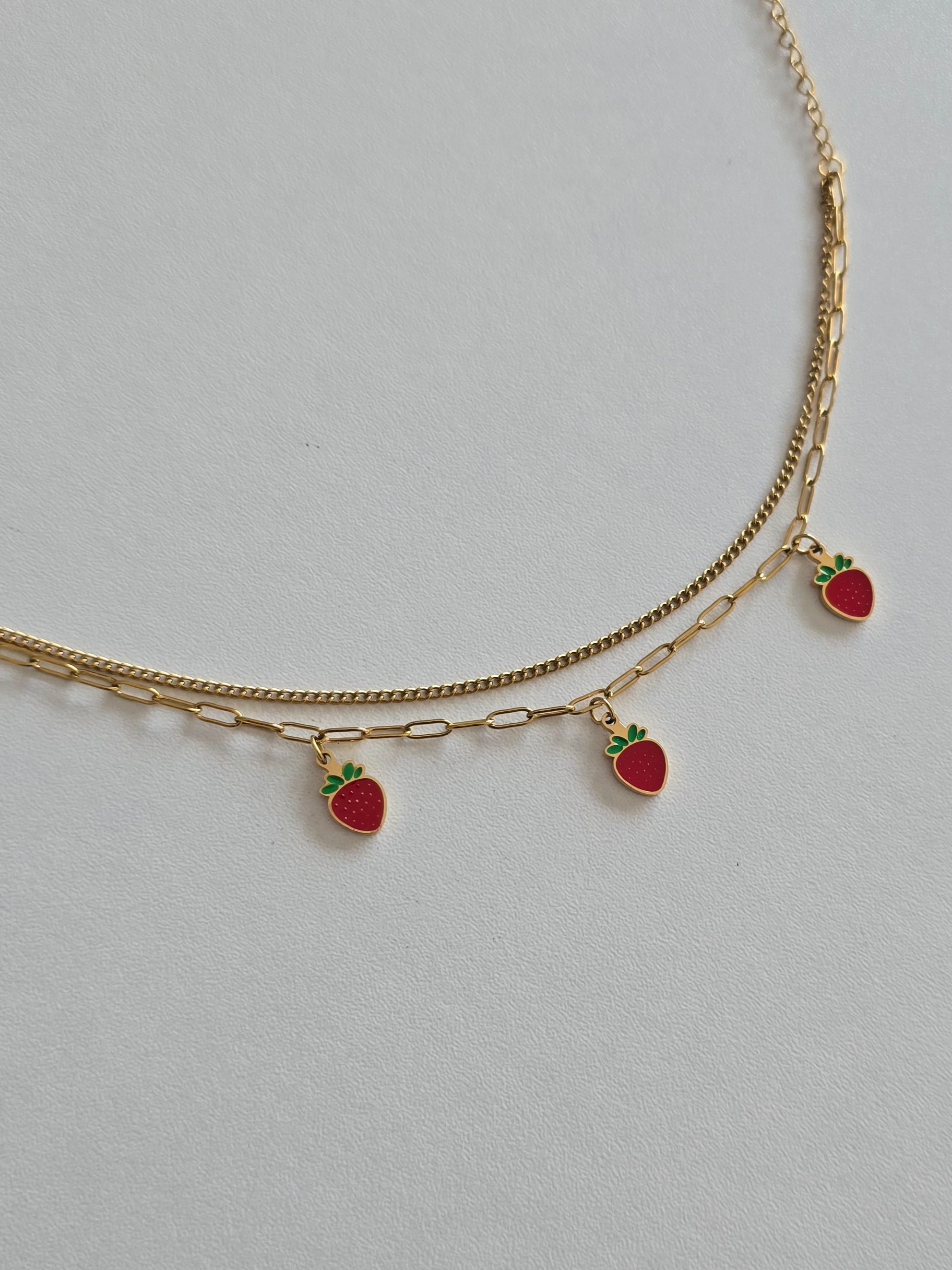 bijou de cheville double chaîne dorée avec pendentifs fraise émaillés