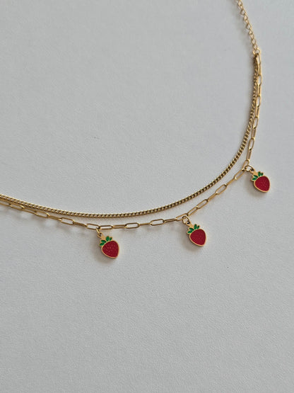 bijou de cheville double chaîne dorée avec pendentifs fraise émaillés