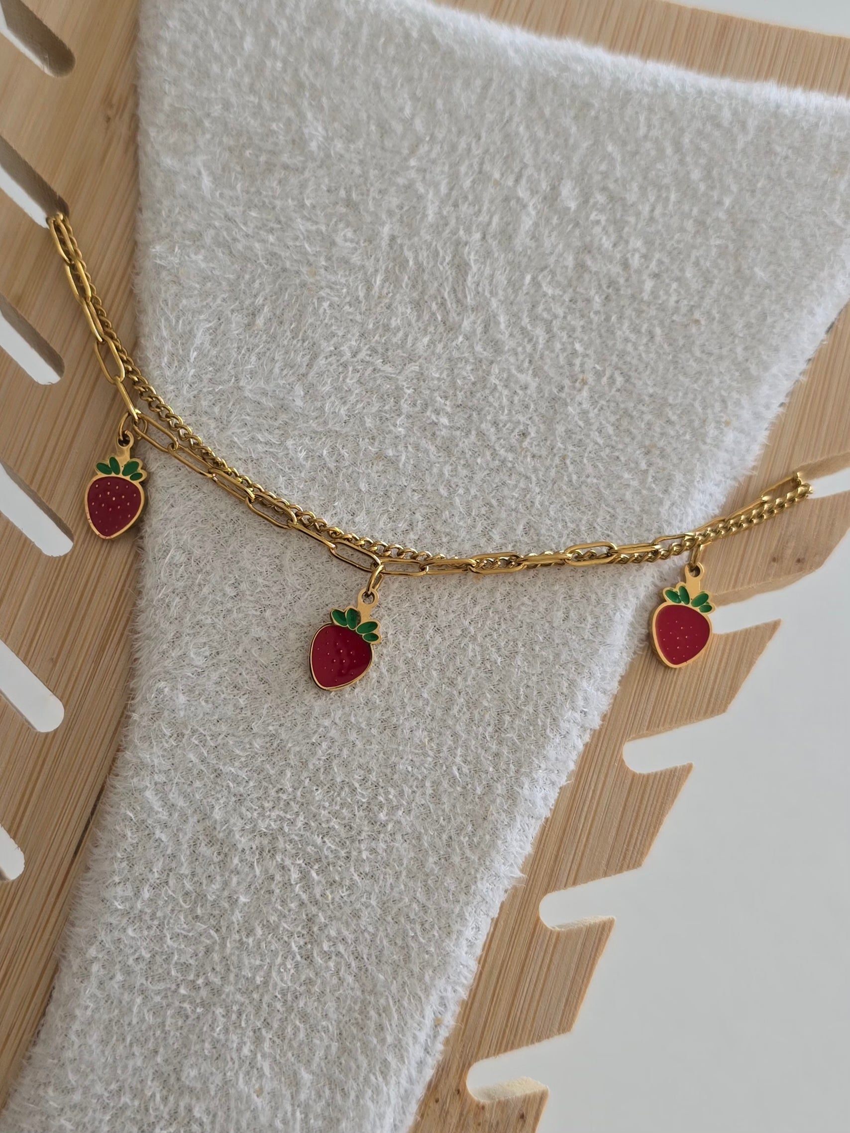 bracelet de cheville femme orné de trois charms fraise rouges et verts