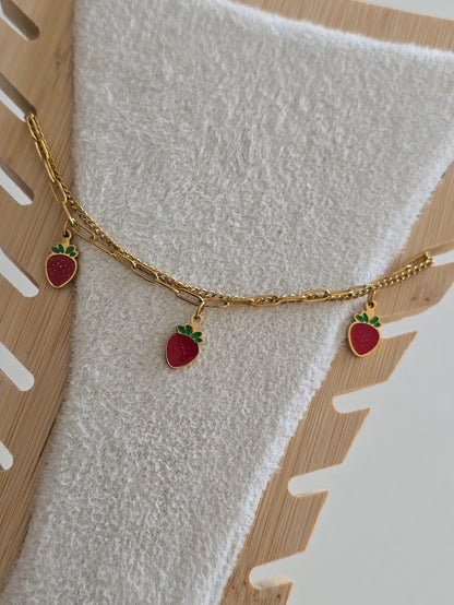 bracelet de cheville femme orné de trois charms fraise rouges et verts