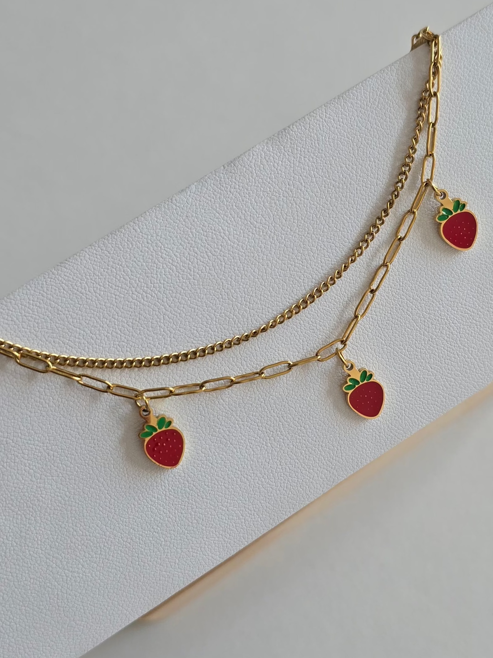 chevillier dorée en acier inoxydable avec maillons et pendentifs fraise