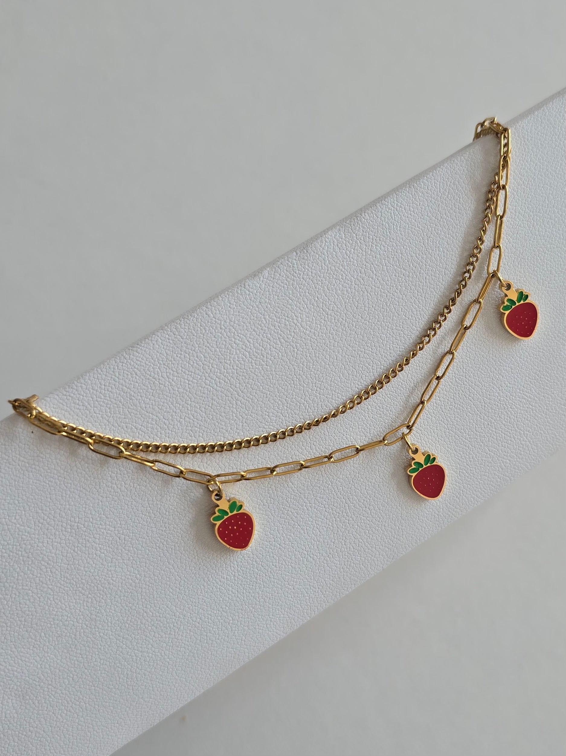 bijou d'été élégant : bracelet de cheville doré double chaîne et fraises 