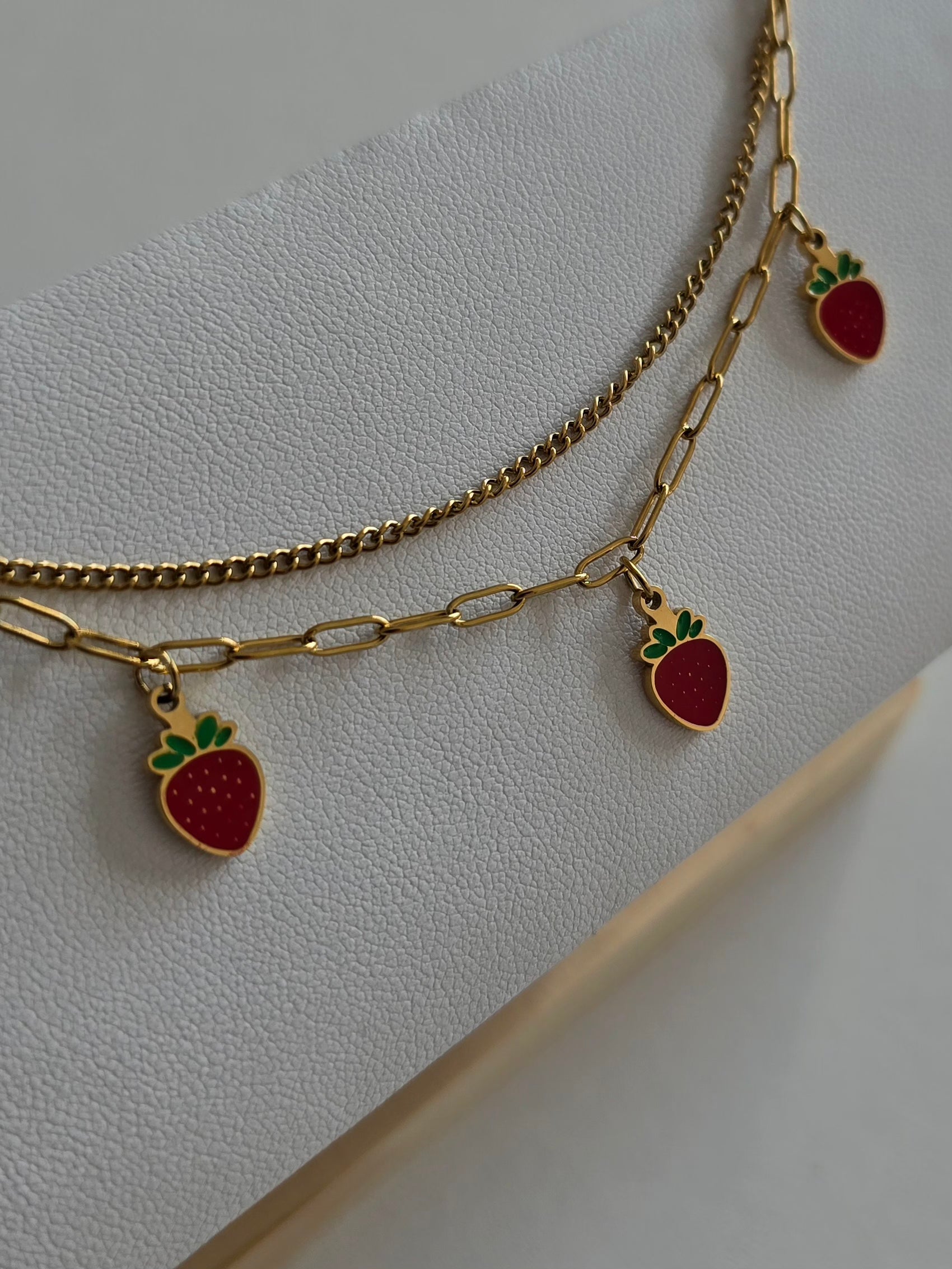 bracelet de cheville tendance en acier inoxydable doré, charms fraise 1 cm