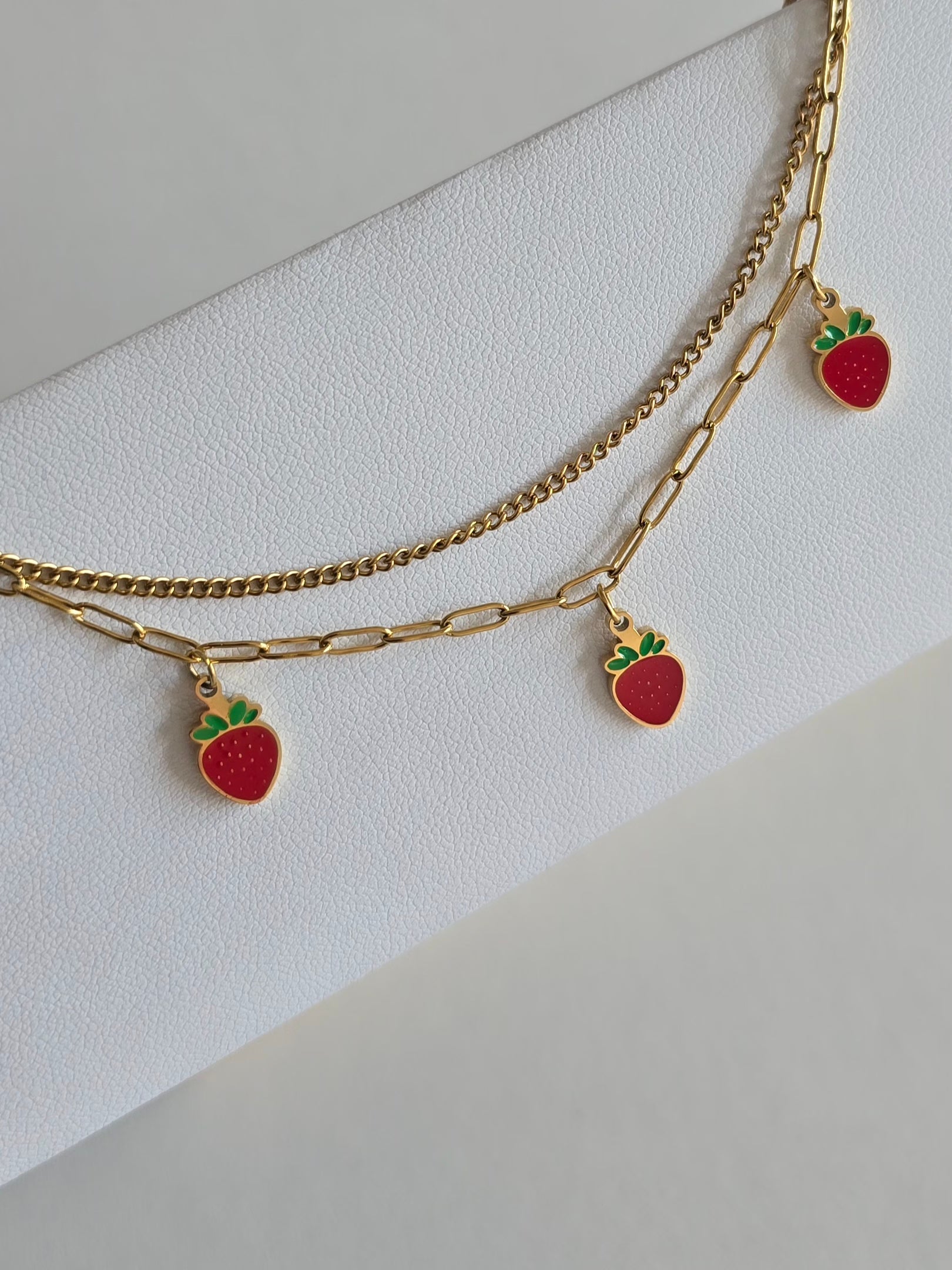 Bracelet de cheville tendance en acier inoxydable doré, à pendentifs fraise colorés