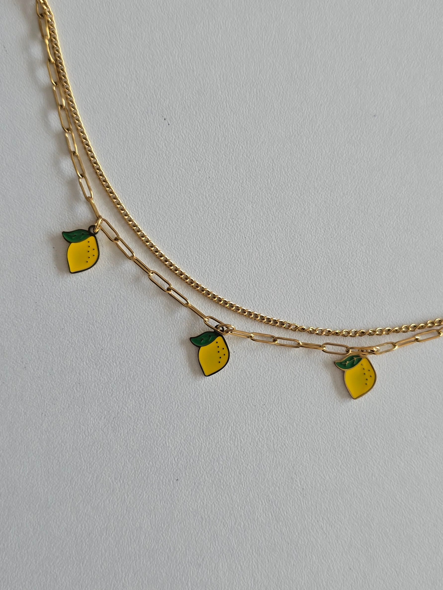 bracelet de cheville en acier inoxydable doré avec charms citron jaunes.