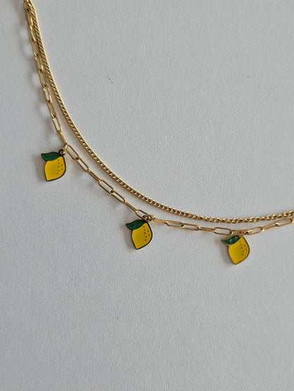 bracelet de cheville en acier inoxydable doré avec charms citron jaunes.
