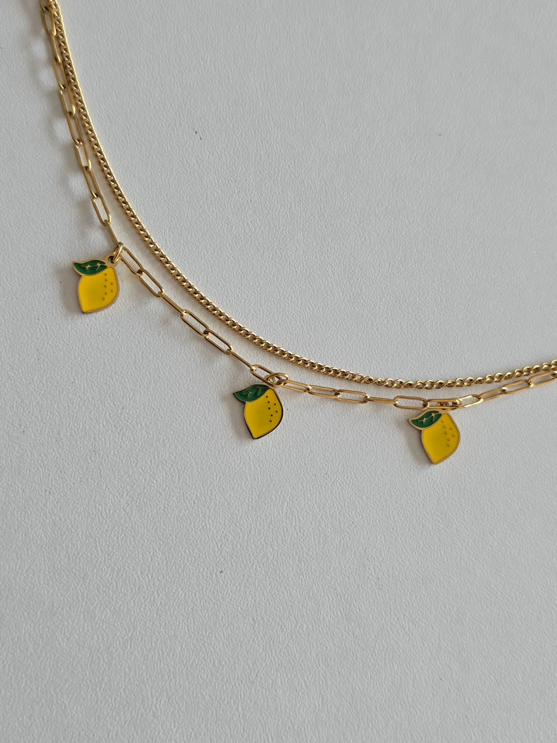 bijou de cheville double chaîne dorée orné de pendentifs citron colorés