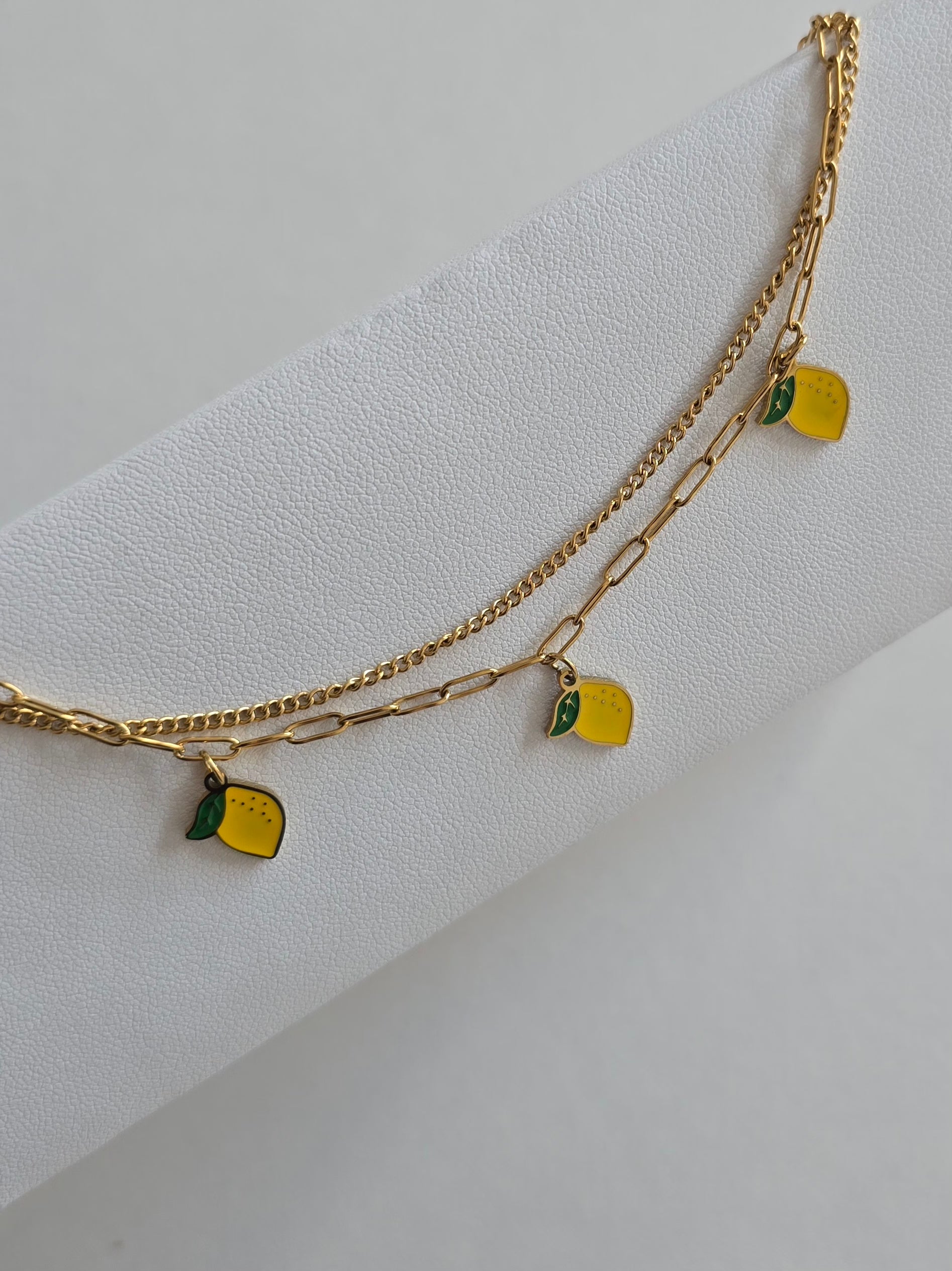 chevillier en acier inoxydable doré avec double chaîne et citrons émaillés