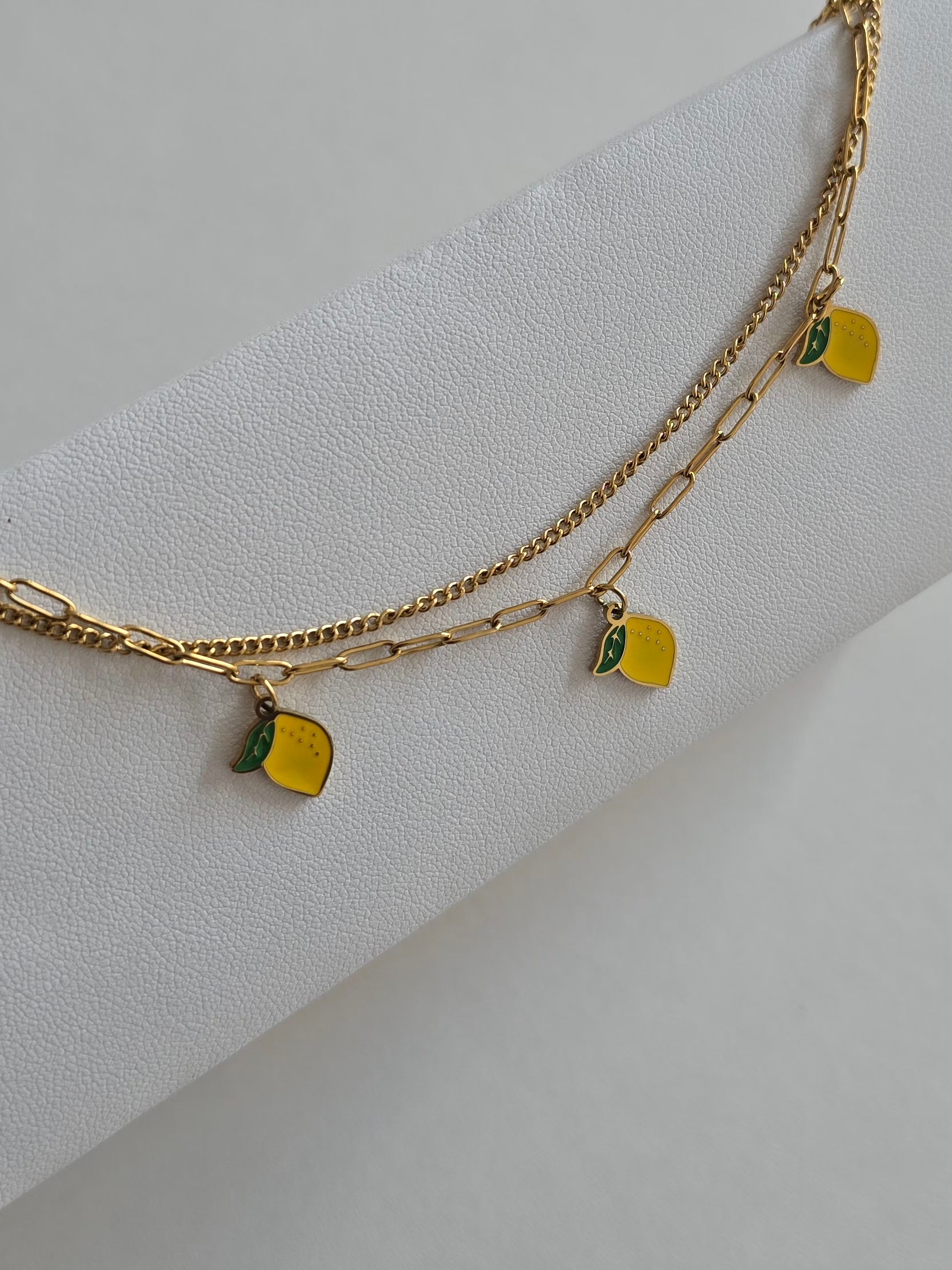 bijou estival tendance : bracelet de cheville doré avec charms citron 