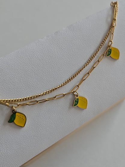 bracelet de cheville doré orné de trois charms citron jaune et vert