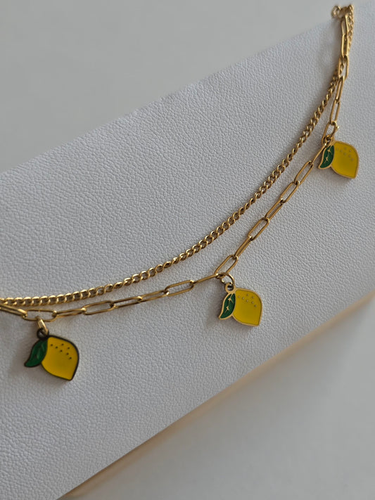 bracelet de cheville doré orné de trois charms citron jaune et vert